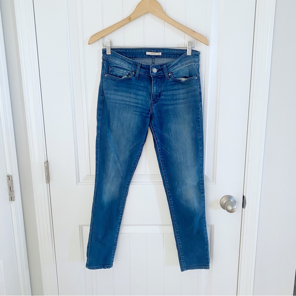 711 Levi Skinny Jeans Medium Wash EUC